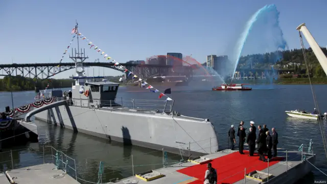 美國國防部官員表示，美軍星期四（4月7日）為一艘專門設計來獵殺潛艇的實驗性自主航行無人艦舉行了下水儀式。