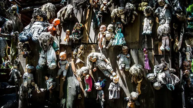 Отшельник с острова начал развешивать на ветках кукол в память о погибшей девочке