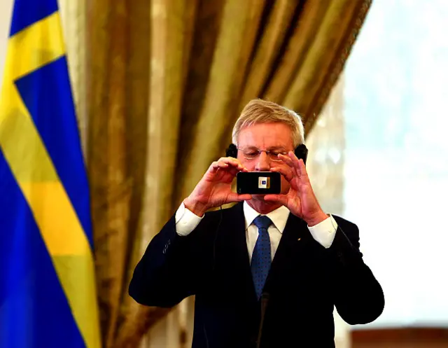 carl_bildt_flag_phone