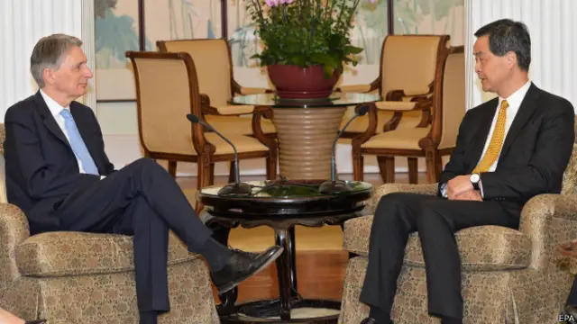 哈蒙德周五会见了香港特首梁振英。