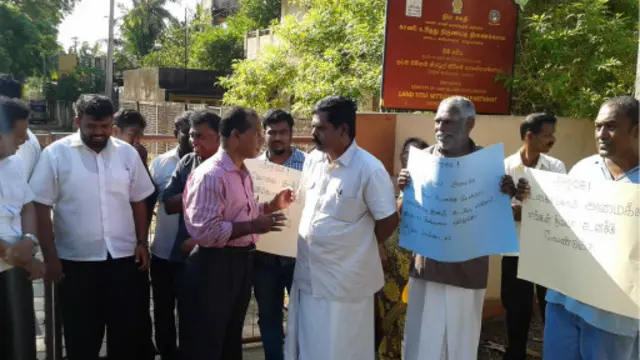 උද්ඝෝෂණය ආරම්භ වූ බැවින් ඉඩම් මැනීමේ කටයුතු නතර කොට දැමීමට නිලධාරීන්ට සිදුවිණි