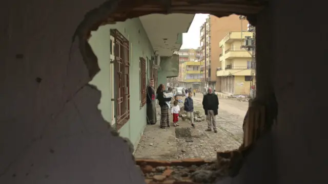 Silopi'de 14 Aralık'ta ilan edilen sokağa çıkma yasağı bir ay sonra kaldırılmıştı. 5 Nisan'da ise yasak yeniden ilan edildi.