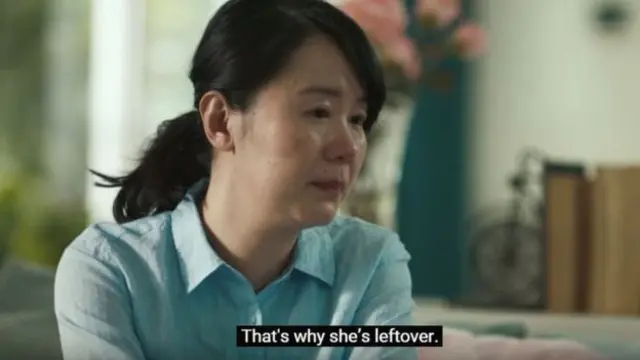 Klipte bir anne kızını tanıtırken, "Pek güzel değil, o yüzden evde kaldı" diyor