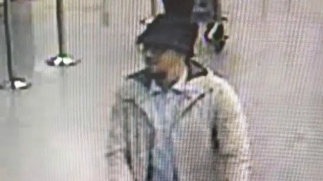 Hình nghi phạm khủng bố Mohamed Abrini được camera tại sân bảy của Bỉ ghi lại.