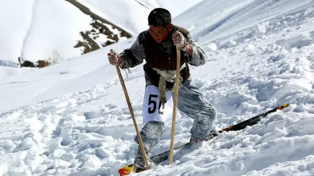 ولایت کوهستانی بامیان در مرکز افغانستان در سال‌های اخیر شاهد برگزاری چندین مسابقه اسکی با حضور شرکت کنندگان افغان و خارجی بوده است