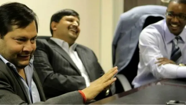 दुदुजाने ज़ूमा (दाएं) का कहना है कि राजनीतिक हमलों के कारण वो गुप्ता परिवार की कपनी छोड़ रहे हैं