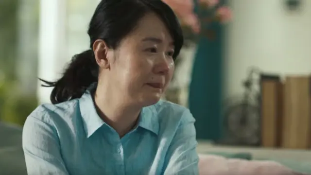 No vídeo, mulher ouve mão dizendo que ela não casou por não ser muito bonita