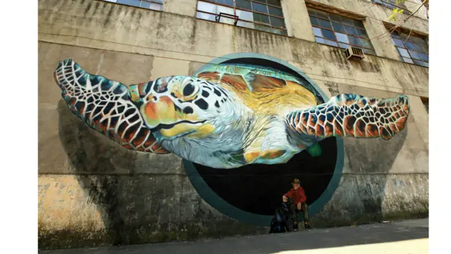 Nombre de la obra: Pedro Luján y su perro.
Lugar: Barracas, Ciudad de Buenos Aires, Argentina.
Autor: Martin Ron. "La tortuga fue mi disparador mundial. Es una obra que ilustra el poder interior, la fuerza que uno lleva, pero el verdadero protagonista es el señor pequeño ya que la tortuga es su fuerza interior", dice Ron. (Foto: Rolando Miguel Babjaczuk)