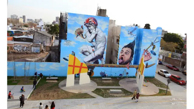 Nombre de la obra: El cuento de los loros. Lugar: Villa Urquiza, Ciudad de Buenos Aires, Argentina. Autores: Marin Ron, Guviro y Jiant. "Composición surrealista que tiene como concepto básico la música. Uno pinta un mural y contribuye a mejorar el lugar público", le cuenta Ron a BBC Mundo. Esta es una obra de 412 metros cuadrados. (Foto: Rolando Miguel Babjaczuk)
