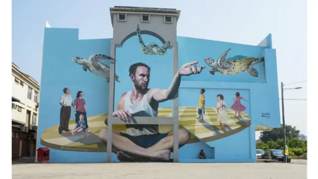 Nombre de la obra: Swimming in the air (Nadando en el aire). Lugar: Penang, Malasia. Autor: Martin Ron.
"Esta obra es un poco una crítica hacia el hombre blanco que de una manera es quien conquistó el territorio. Hay una ambigüedad en el mensaje. Por un lado es una crítica, pero por el otro es un guiño al cuidado del medioambiente”, por la protección de las tortugas, aclara Ron. (Foto: Teo Greg)