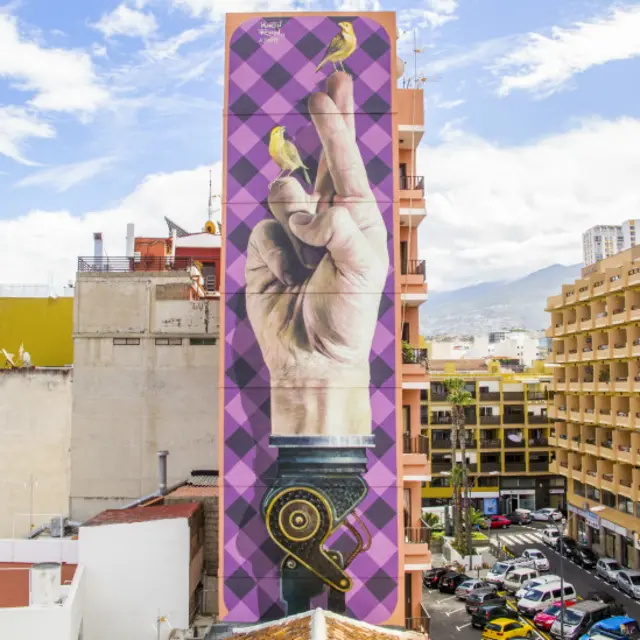 Nombre de la obra: Hay canarios... y canarios.
Lugar: Puerto de la Cruz, Tenerife, España.
Autor: Martin Ron. "Este mural contiene un aspecto ambiguo. Es un gesto de suerte pero a la vez es algo falso", comenta Ron. (Foto: Alejandro Amador)