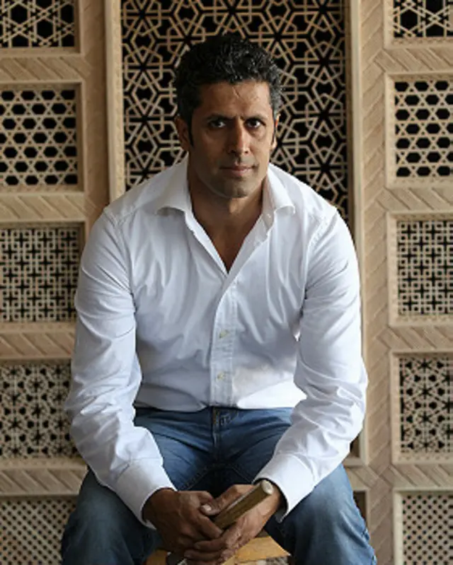 ناصر منصوری نجاری و خراطی را در تهران آموخته است