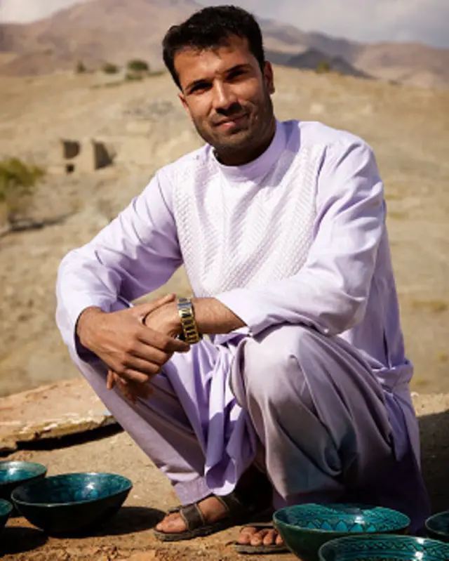 عبدالمتین ملک‌زاده، سفالگر، ساکن روستای استالف است 