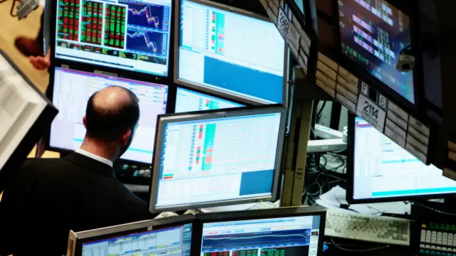 Los humanos y los computadoras están constantemente monitoreando el movimiento de los mercados bursátiles. 