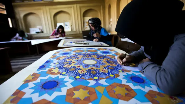 انستیتو هنری فیروزکوه در ده سال گذشته حدود دویست هنرجو پذیرفته است