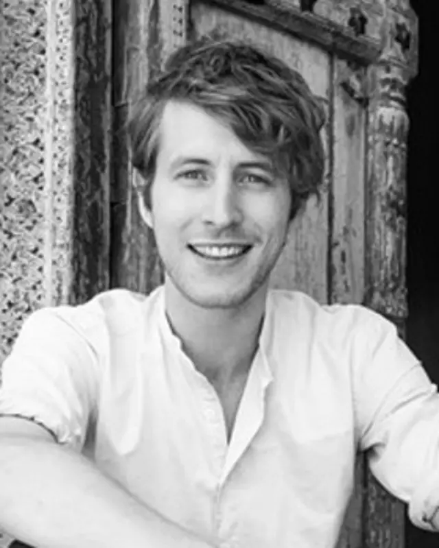 توماس واید، مدیر نمایشگاه‌های موسسه فیروزکوه است