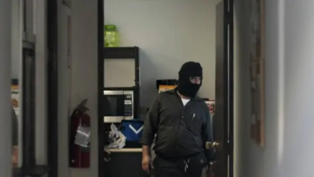 警方从办公室带走电脑设备和文件资料。