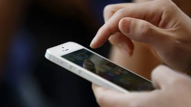 一名顾客在操作苹果手机