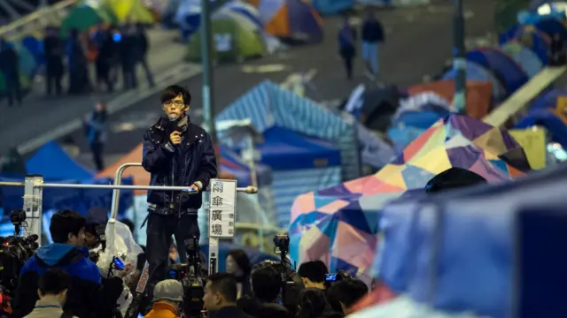 黃之鋒在「雨傘運動」中,向群眾演講