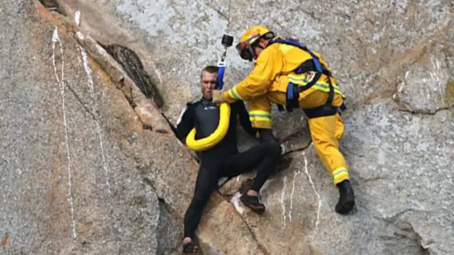 چٹان کی بلندی پر پھنسے 27 سالہ مائیکل بینکس کو زمین پر اتارنے کے لیے ہیلی کاپٹر کی مدد لینا پڑی