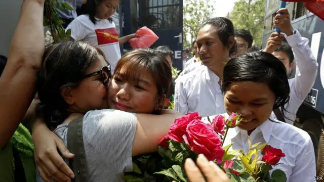 Ketika para aktivis itu dibebaskan, terlihat adegan emosional ketika mereka bertemu orang tuanya. 