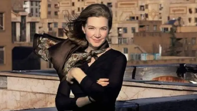 نشر عشرات الآلاف من مستخدمي موقع التواصل الاجتماعي فيسبوك صورا لأجنبيات يتظاهرن بخلع الحجاب في إيران 