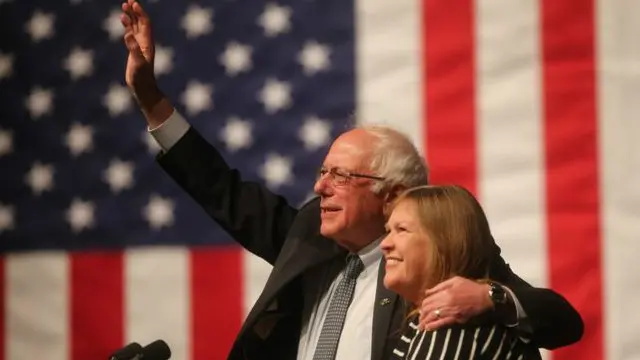 桑德斯和妻子一起在台上慶祝勝選。