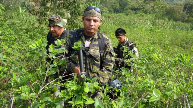 Soldados peruanos, durante una pesquisa en 2010 para atrapar integrantes de Sendero Luminoso.