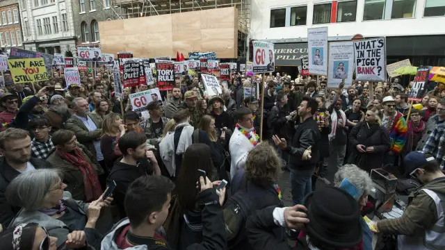 抗议者在伦敦街头要求卡梅伦辞职