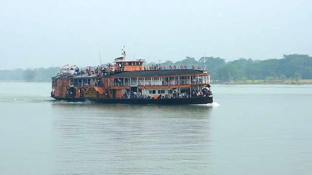 পুরনো আমলের স্টিমারগুলোর কোনো কোনটিকে এখনো বাংলাদেশের অভ্যন্তরীণ নদীপথে চলতে দেখা যায়। ছবিটি তুলেছেন শাহনাজ পারভীন। 