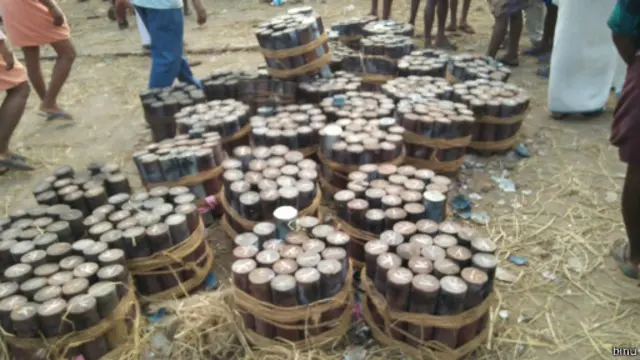 திருவிழாவின்போது சேமித்து வைக்கப்படிருந்த வெடிபொருட்கள்