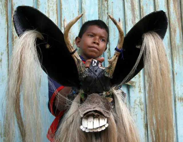 Niño con máscara de la Danza del Diablo
