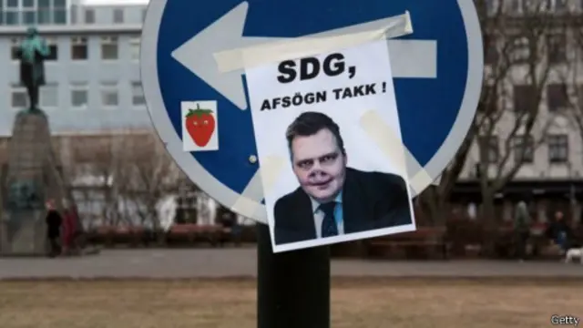 දැඩි ජනතා විරෝධය හමුවේ අයිස්ලන්ත අගමැති සිගමනොර් ගුන්ලුග්සන්ට සිය ධුරයට සමු දීමට සිදු විය