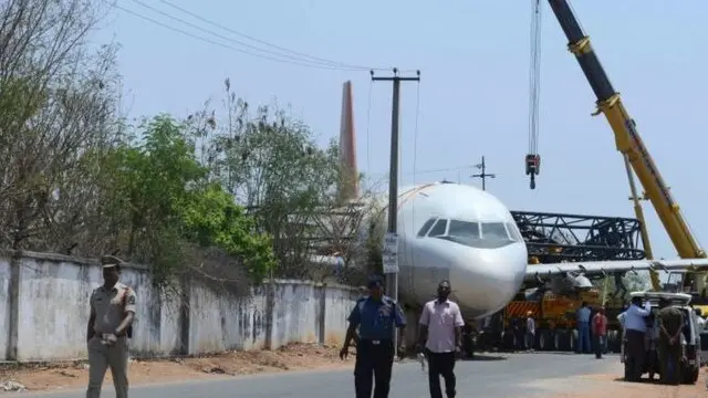 یہ مسافر بردار طیارہ ائیر بس اے-320 قسم کا تھا