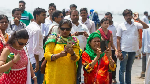 Индийцы у гостиницы, где остановились герцог и герцогиня Кембриджские