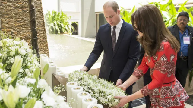 جوڑے نے ممبئی پر ہونے والے دہشت گرد حملوں میں ہلاک ہونے والوں کی یادگار پر پھول بھی چڑھائے۔