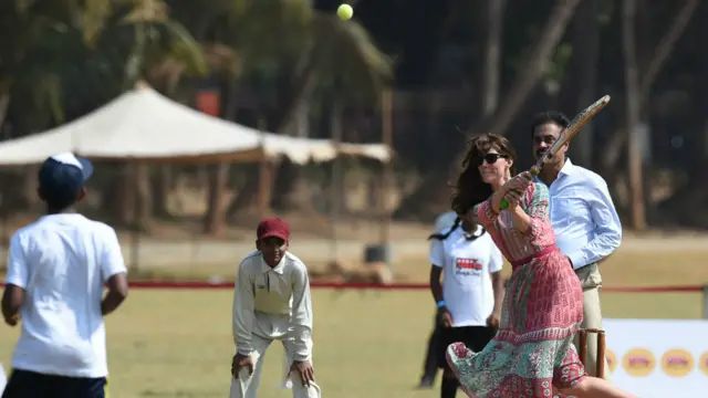 شہزادی کیٹ اپنی کرکٹ کی صلاحیتوں کے جوہر دکھاتے ہوئے۔