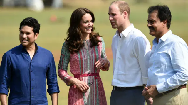 شہزادے اور ان کی اہلیہ شہزادی کیٹ نے بھارت کے سابق کرکٹ کپتان سچن ٹنڈولکر کے ساتھ کر کرکٹ بھی کھیلی۔