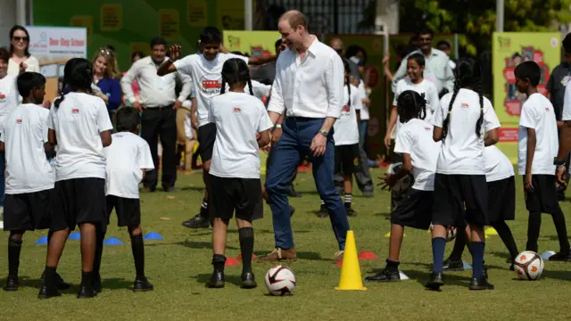 شہزادہ ولیم نے ممبئی کے ایک سپورٹس گروانڈ میں بچوں کے ساتھ وقت گزارا۔