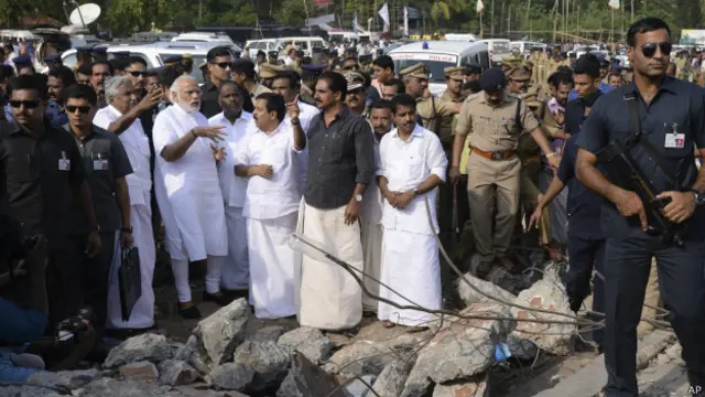 घटनास्थल का दौरा करते प्रधानमंत्री नरेंद्र मोदी.