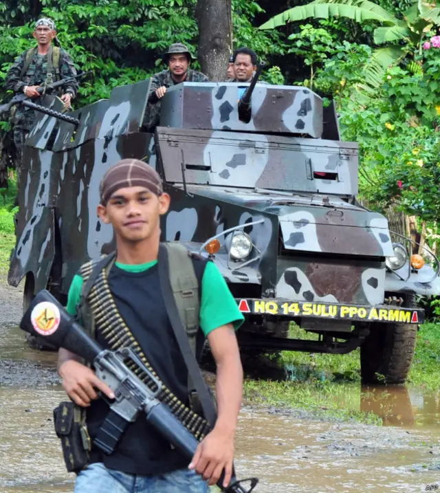 Anggota kelompok milisi pendukung pemerintah Filipina (depan) ikut berpatroli dengan aparat kepolisian Filipina pada 2009 lalu di wilayah selatan negara itu.