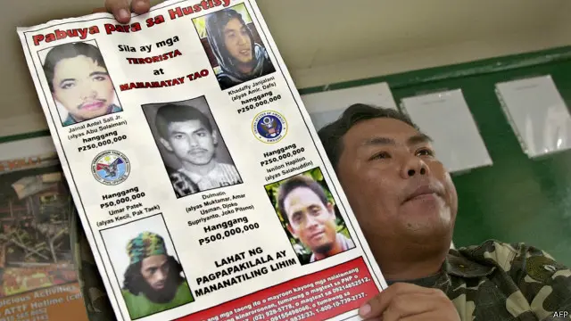 Tentara Filipina menunjukkan foto pendukung kelompok Abu Sayyaf.