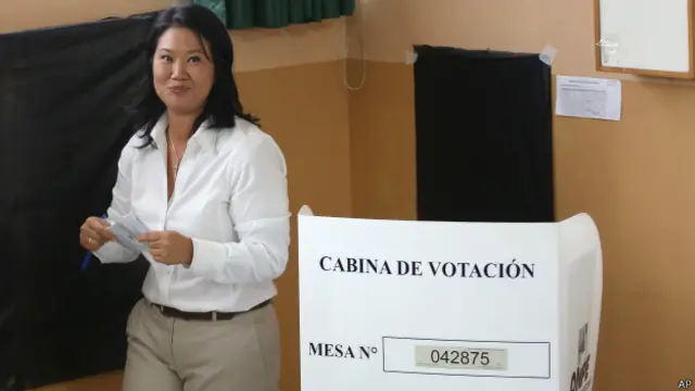 La candidata presidencial Keiko Fujimori votó en Lima (foto de abajo).