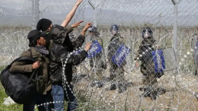 سعى بعض المهاجرين إلى تمزيج السياج أمام الشرطة المقدونية