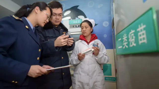 安徽合肥市南七市场监督管理所工作人员在辖区卫生服务中心检查库存疫苗有效期（新华社图片24/3/2016）