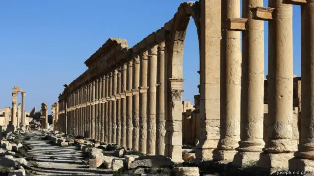 Doğudan batıya uzanan Decumanus Maximus geçit yolunun sütunları hala ayakta.