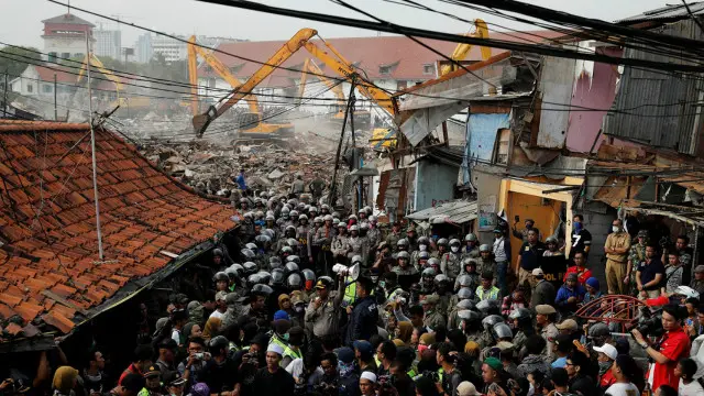 Sekitar 4.000 personel, gabungan dari Polda Metro Jaya, TNI dan Satpol PP dikerahkan ke daerah Luar Batang, lengkap dengan meriam air untuk mengantisipasi bentrok dengan warga.