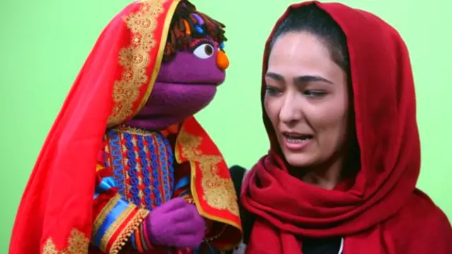 زري، يوې افغانې نجلۍ منصورې شيرزاد جوړه کړې، نوموړې ځوانو مينه والو ته د سولې او ماشومانو نړيوالې ورځې مبارکي هم ورکړه