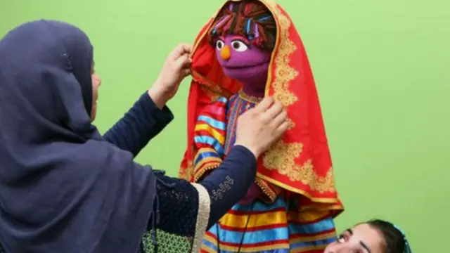 دغه شپږ کلنه زري به افغان کالي او پړونی په سروي.