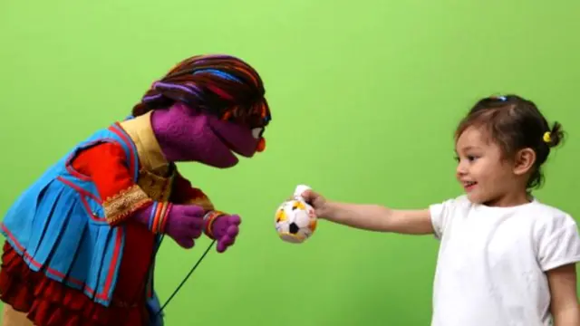 افغانستان تراوسه يو بېوزلی هېواد دی، د ډېرو ماشومانو لپاره لومړنۍ زده کړې محدودې دي او د نجونو زده کړو ته په ښه سترګه نه کتل کېږي.